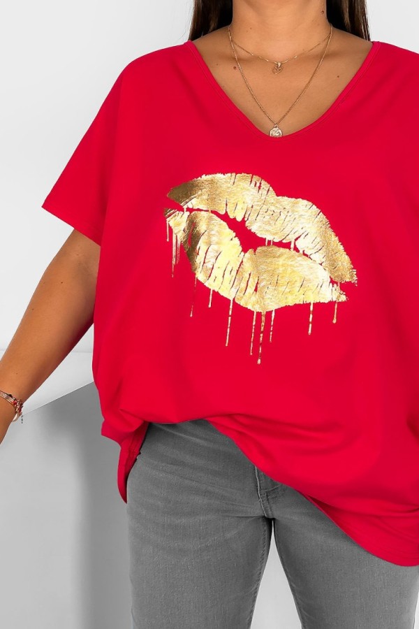 T-shirt damski plus size w kolorze czerwonym dekolt w serek V-neck złoty nadruk usta lips KAREN 1