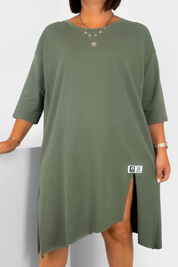 Asymetryczna sukienka plus size w kolorze khaki z rozcięciami naszywka Yoshi