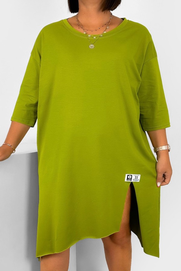 Asymetryczna sukienka plus size w kolorze pistachio z rozcięciami naszywka Yoshi