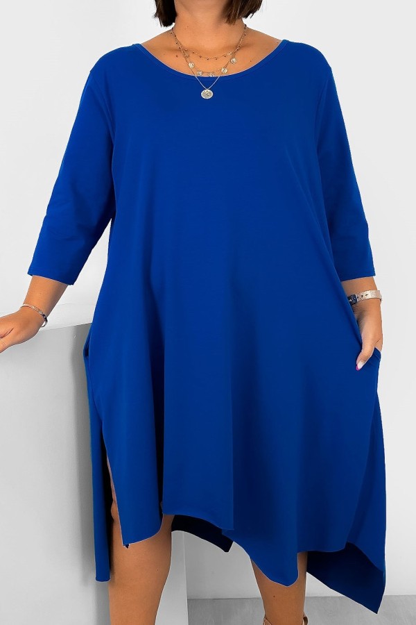 Asymetryczna sukienka plus size w kolorze kobaltowym rękaw 3/4 długie boki kieszenie Anett 2