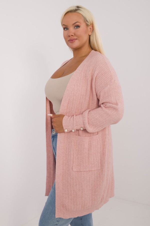 Sweter damski kardigan narzutka plus size w kolorze jasnoróżowym ozdobne guziki Kiarra 1