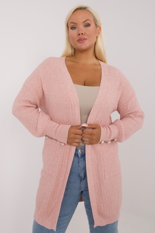 Sweter damski kardigan narzutka plus size w kolorze jasnoróżowym ozdobne guziki Kiarra 4