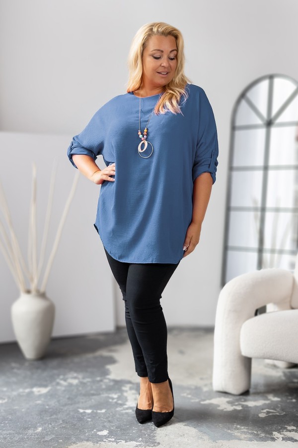 Tunika plus size w kolorze denim podpinany rękaw 3/4 z naszyjnikiem Odalia 1