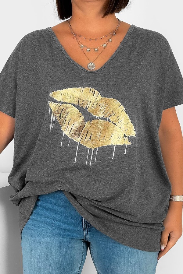 T-shirt damski plus size w kolorze grafitowy melanż dekolt w serek V-neck złoty nadruk usta lips KAREN