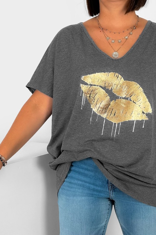 T-shirt damski plus size w kolorze grafitowy melanż dekolt w serek V-neck złoty nadruk usta lips KAREN 1