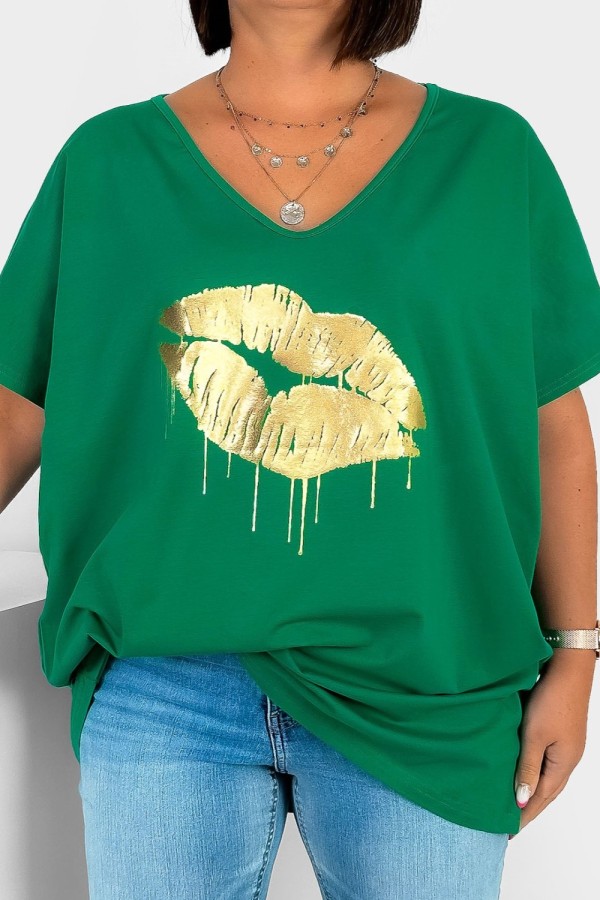 T-shirt damski plus size w kolorze zielonym dekolt w serek V-neck złoty nadruk usta lips KAREN