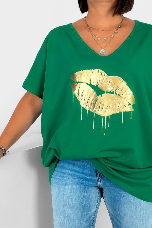 T-shirt damski plus size w kolorze zielonym dekolt w serek V-neck złoty nadruk usta lips KAREN 1