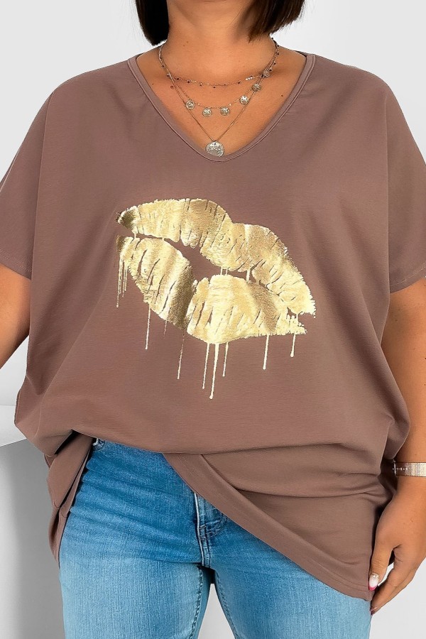 T-shirt damski plus size w kolorze cappuccino dekolt w serek V-neck złoty nadruk usta lips KAREN