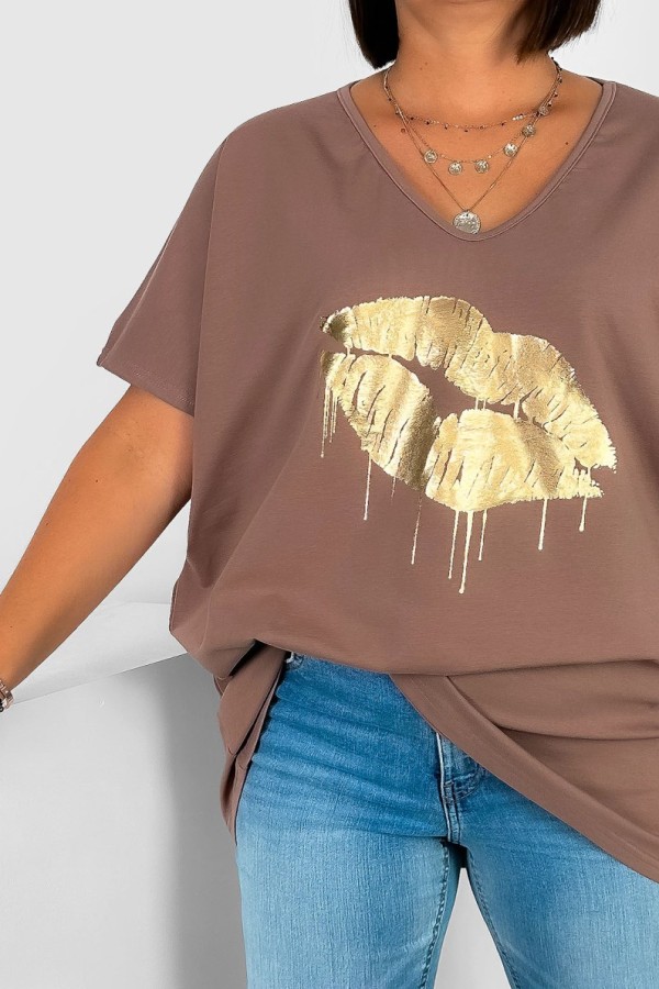 T-shirt damski plus size w kolorze cappuccino dekolt w serek V-neck złoty nadruk usta lips KAREN 1