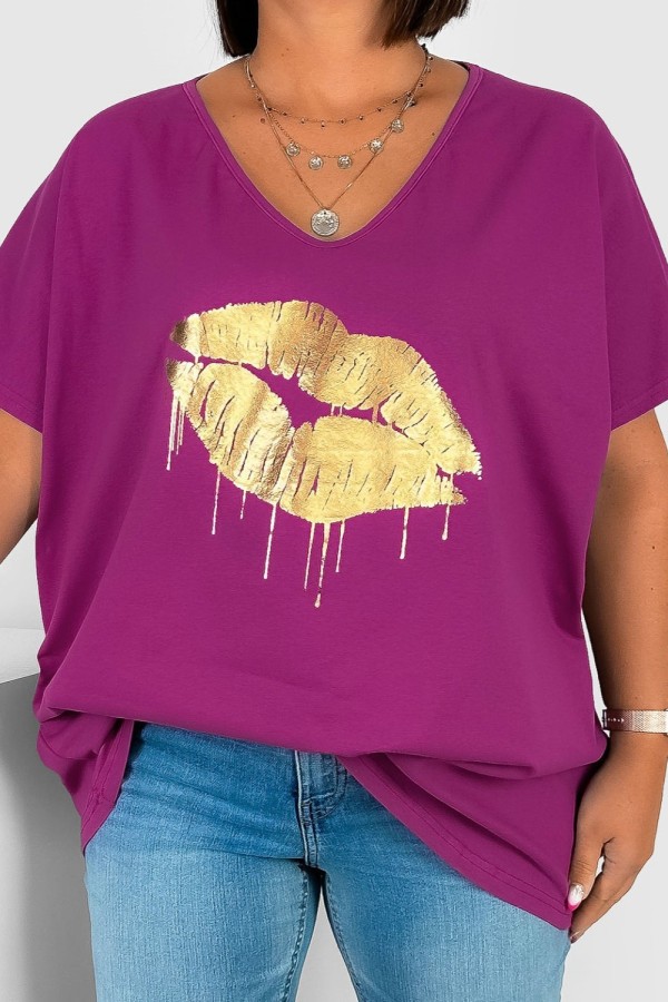 T-shirt damski plus size w kolorze magenta dekolt w serek V-neck złoty nadruk usta lips KAREN