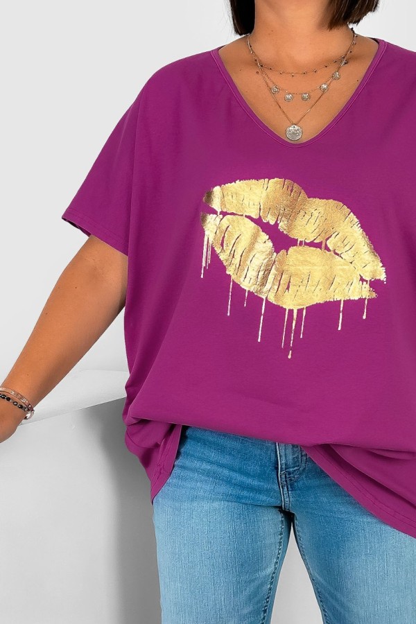 T-shirt damski plus size w kolorze magenta dekolt w serek V-neck złoty nadruk usta lips KAREN 1