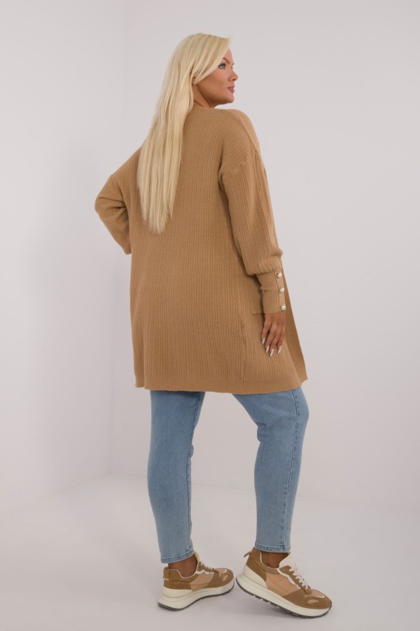 Sweter damski kardigan narzutka plus size w kolorze camelowym ozdobne guziki Kiarra 3