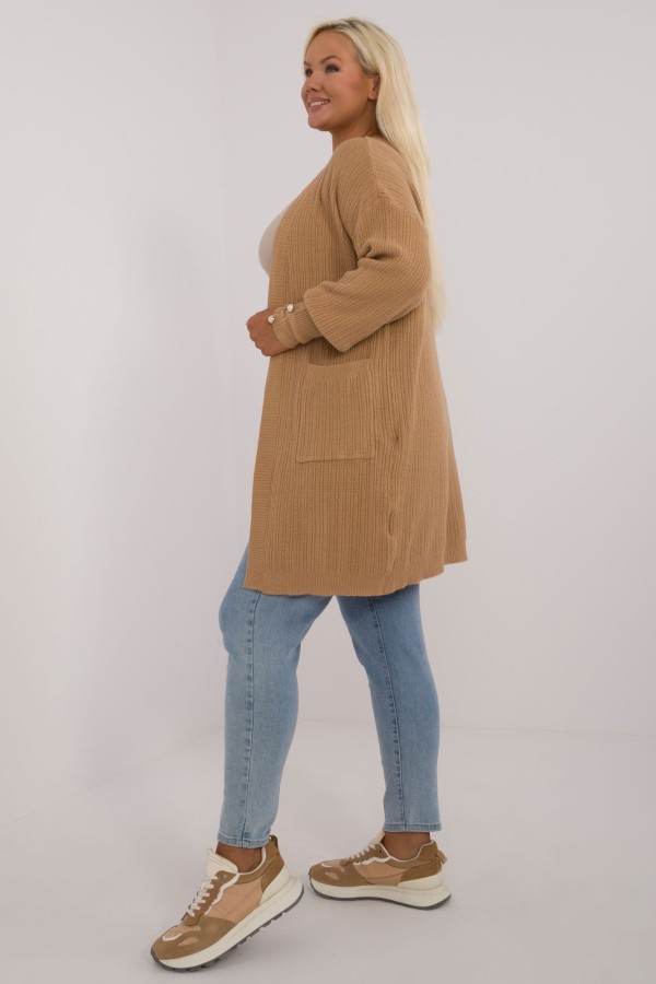 Sweter damski kardigan narzutka plus size w kolorze camelowym ozdobne guziki Kiarra 2