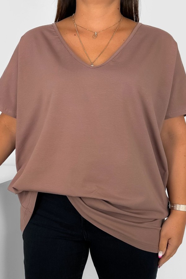 T-shirt damski plus size gładki w kolorze cappuccino dekolt w serek V-neck FOXI