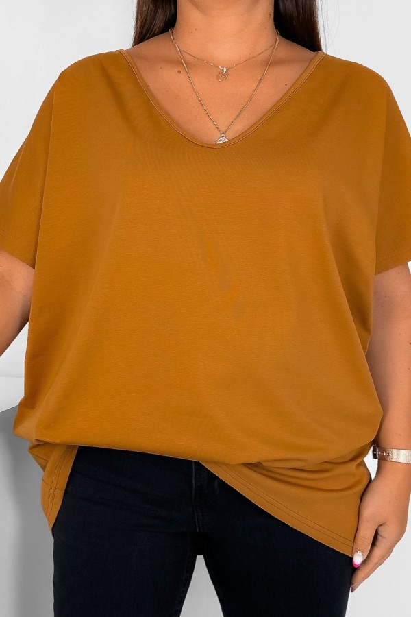 T-shirt damski plus size gładki w kolorze karmelowym dekolt w serek V-neck FOXI