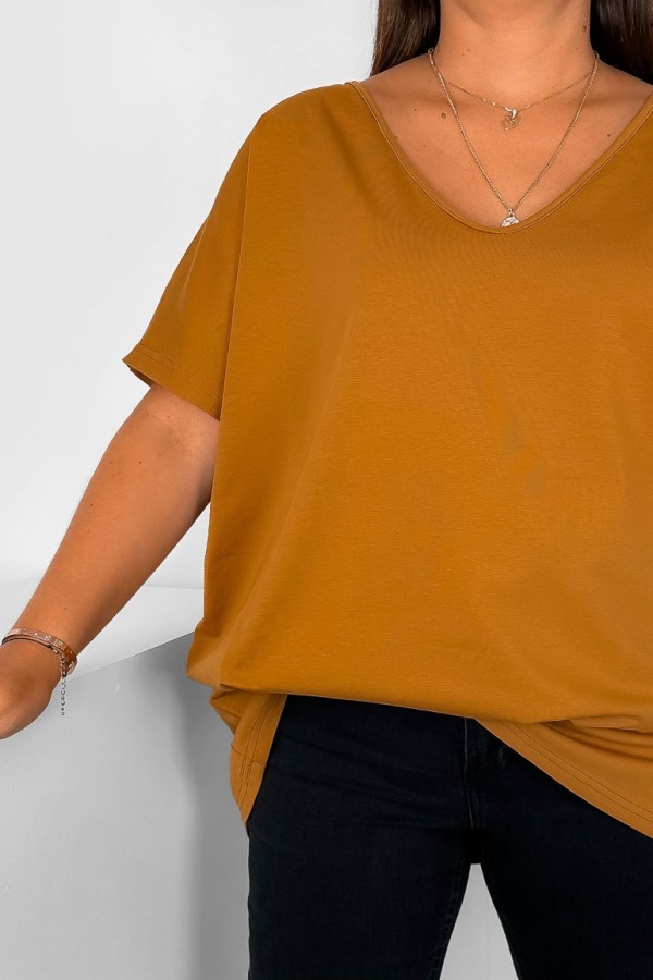 T-shirt damski plus size gładki w kolorze karmelowym dekolt w serek V-neck FOXI 1