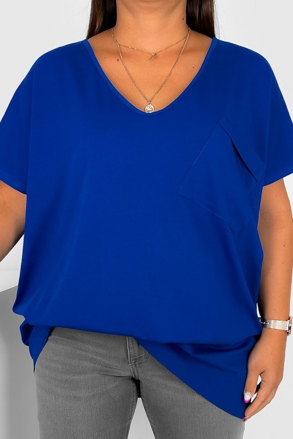 T-shirt damski plus size w kolorze kobaltowym dekolt w serek V-neck kieszeń