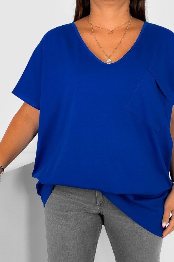 T-shirt damski plus size w kolorze kobaltowym dekolt w serek V-neck kieszeń 1