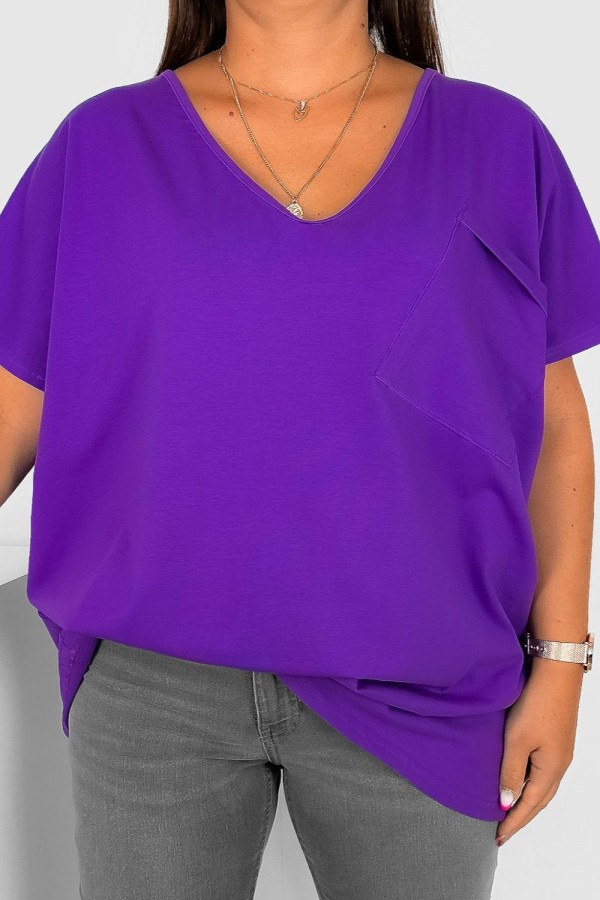 T-shirt damski plus size w kolorze jagodowym dekolt w serek V-neck kieszeń