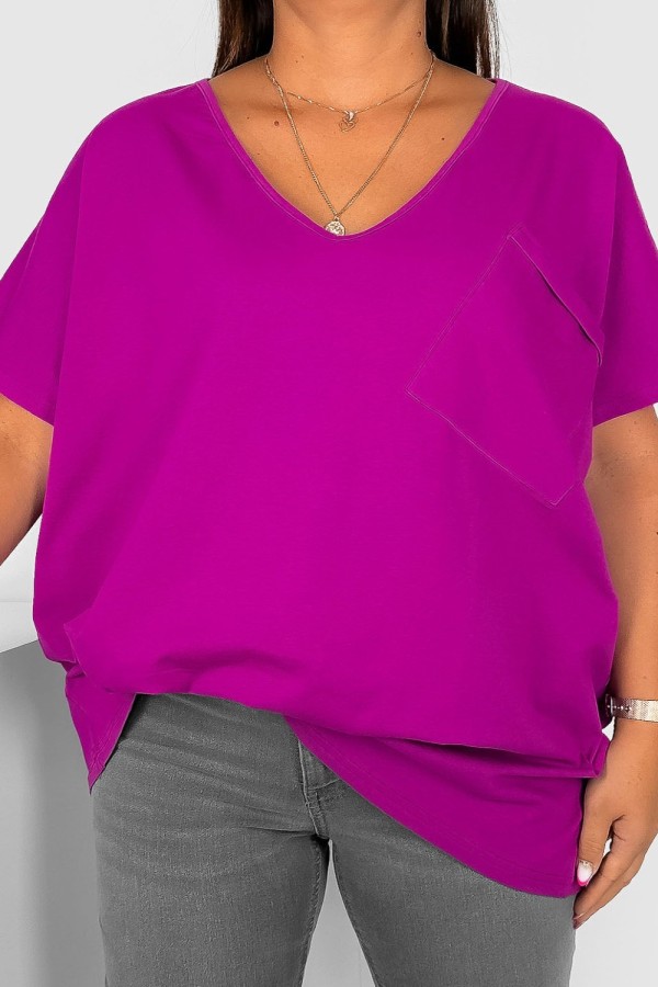 T-shirt damski plus size w kolorze magenta dekolt w serek V-neck kieszeń