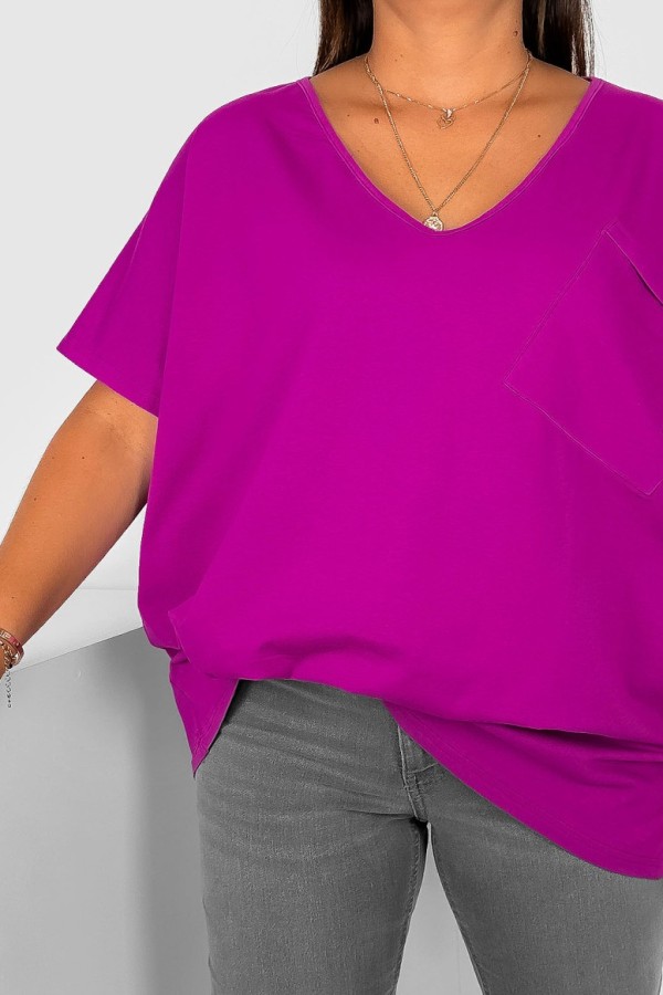 T-shirt damski plus size w kolorze magenta dekolt w serek V-neck kieszeń 1