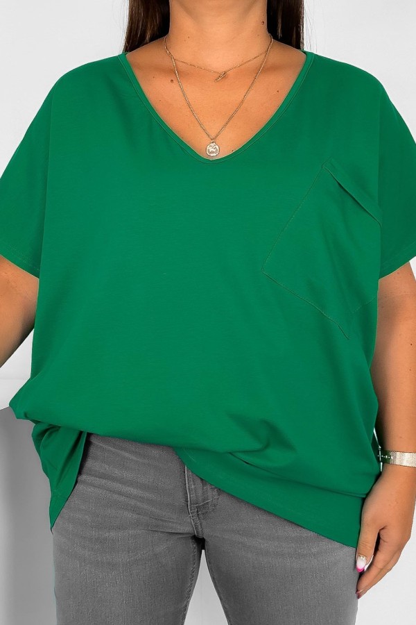 T-shirt damski plus size w kolorze zielonym dekolt w serek V-neck kieszeń