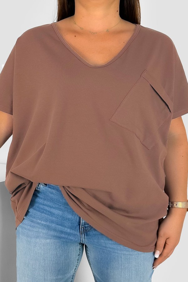 T-shirt damski plus size w kolorze cappuccino dekolt w serek V-neck kieszeń