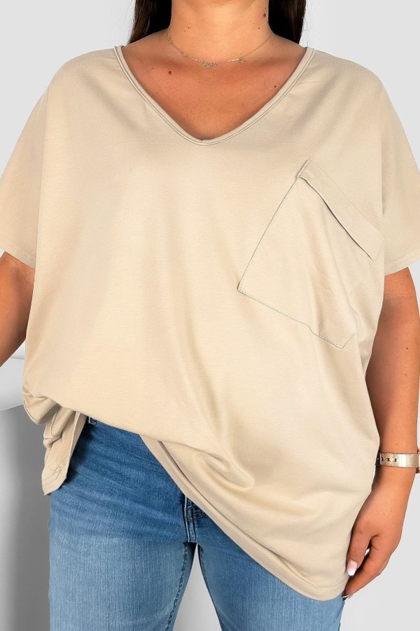 T-shirt damski plus size w kolorze jasnobeżowym dekolt w serek V-neck kieszeń