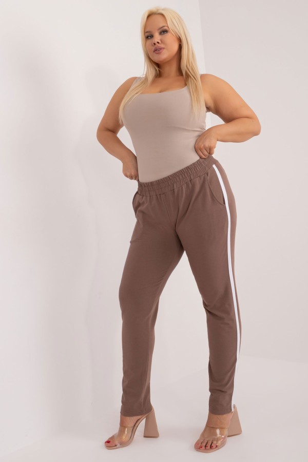 Spodnie dresowe damskie w kolorze brązowym z lampasem plus size basic Sabra 4