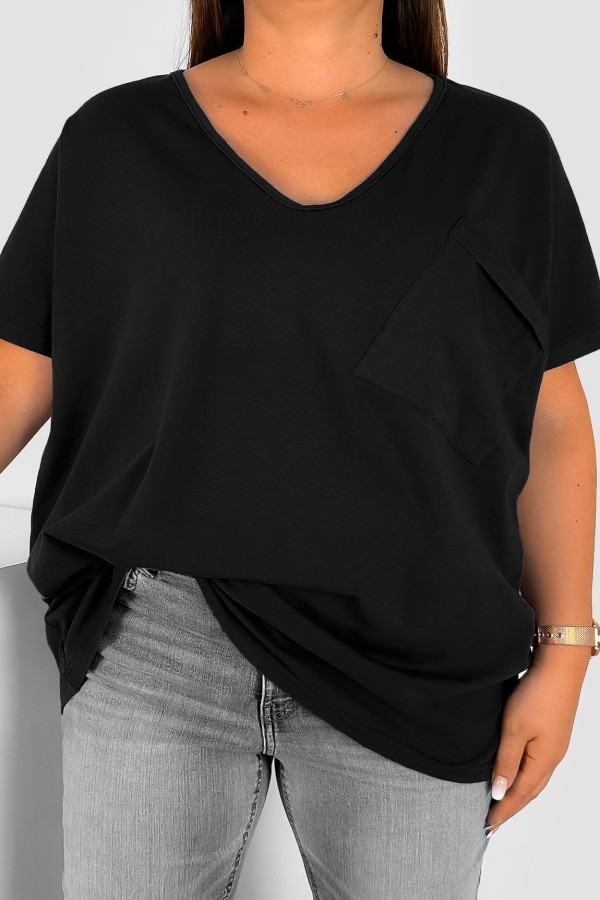 T-shirt damski plus size w kolorze czarnym dekolt w serek V-neck kieszeń