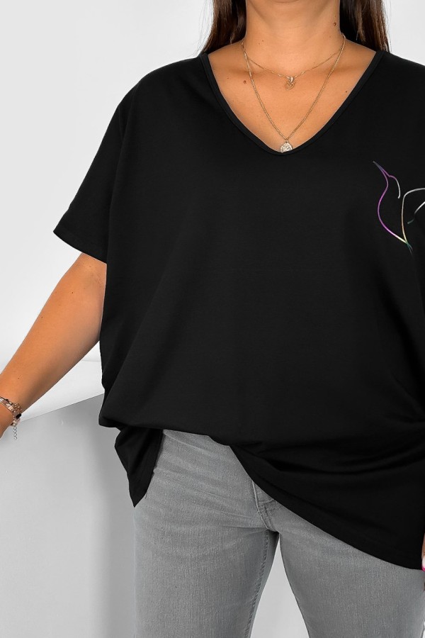 T-shirt damski plus size w kolorze czarnym dekolt w serek V-neck holo nadruk ptak Fugo 1