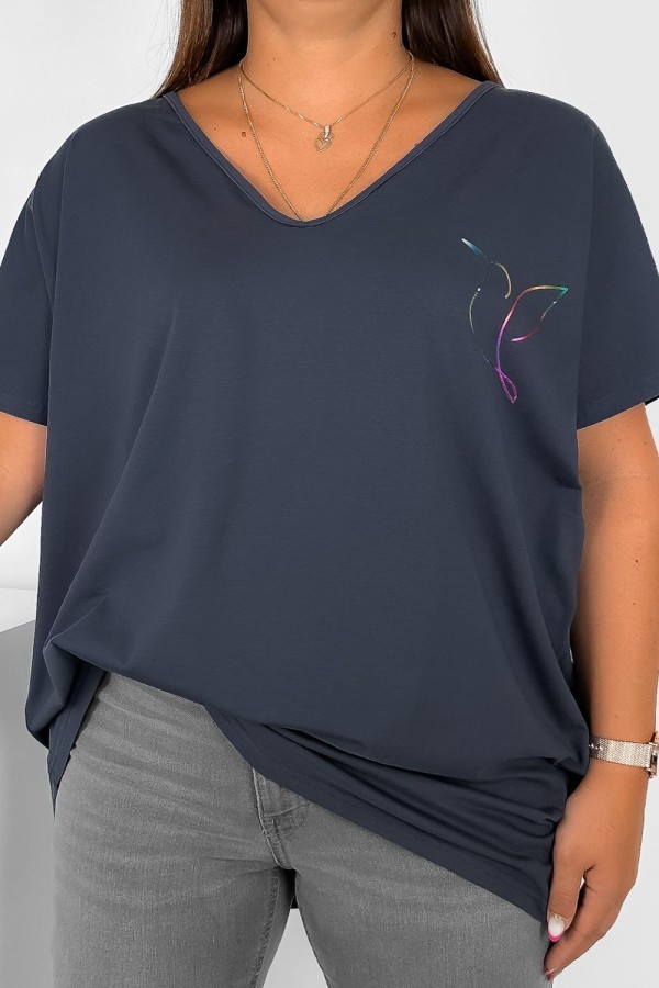 T-shirt damski plus size w kolorze antracytowym dekolt w serek V-neck holo nadruk ptak Fugo