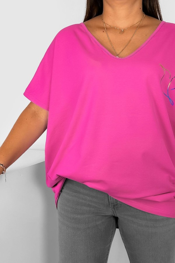 T-shirt damski plus size w kolorze różowym dekolt w serek V-neck holo nadruk ptak Fugo 1