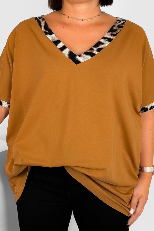 T-shirt damski plus size w kolorze karmelowym dekolt w serek V-neck panterka lamówka Wena