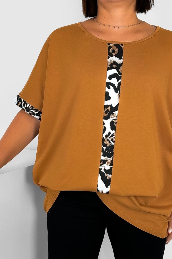 T-shirt damski plus size w kolorze karmelowym okrągły dekolt panterka pasek ANDIE 1