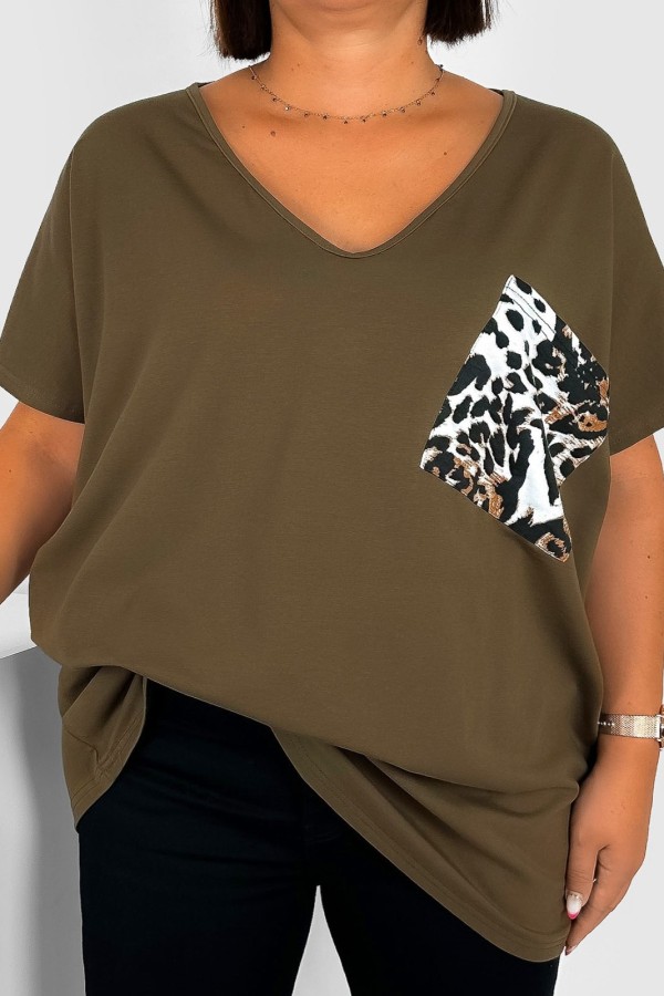 T-shirt damski plus size w kolorze khaki dekolt w serek V-neck panterka kieszeń ALVIN