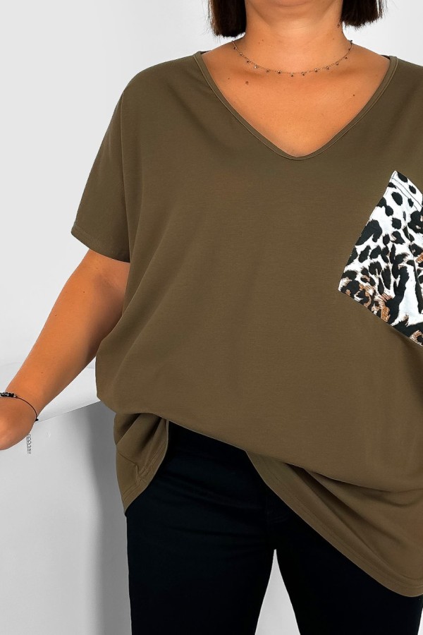 T-shirt damski plus size w kolorze khaki dekolt w serek V-neck panterka kieszeń ALVIN 2