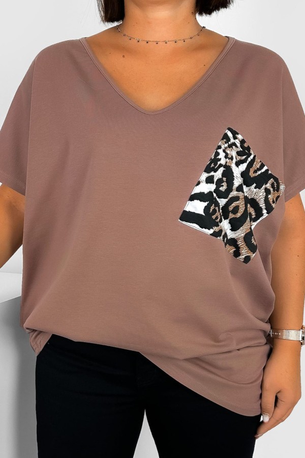 T-shirt damski plus size w kolorze cappuccino dekolt w serek V-neck panterka kieszeń ALVIN