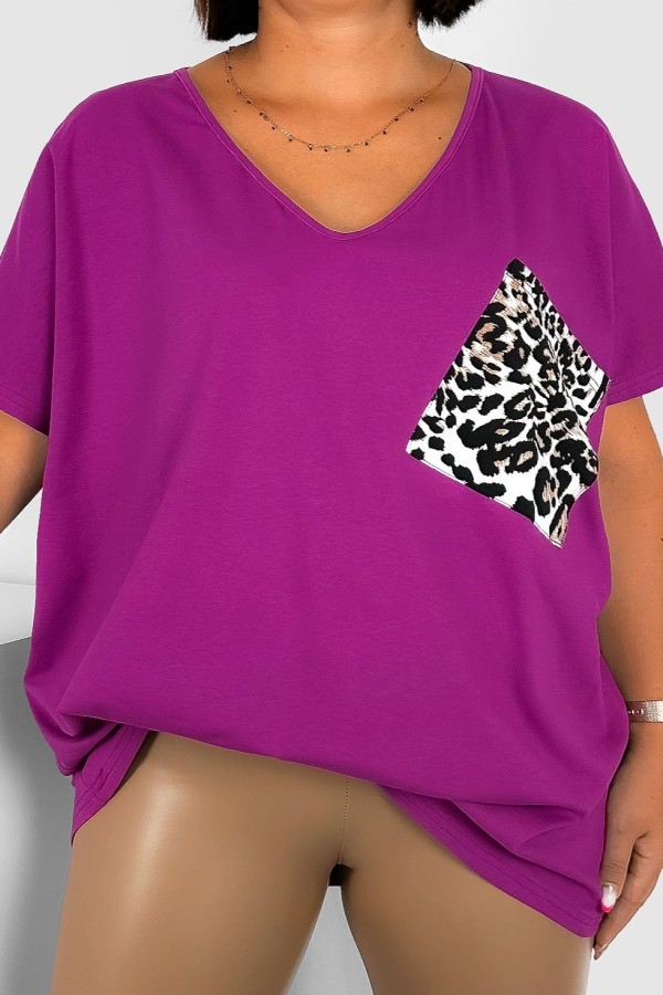 T-shirt damski plus size w kolorze magenta dekolt w serek V-neck panterka kieszeń ALVIN