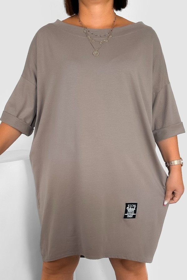 Sukienka plus size w kolorze beżu fango z rękawem 3/4 naszywka MILAGROS