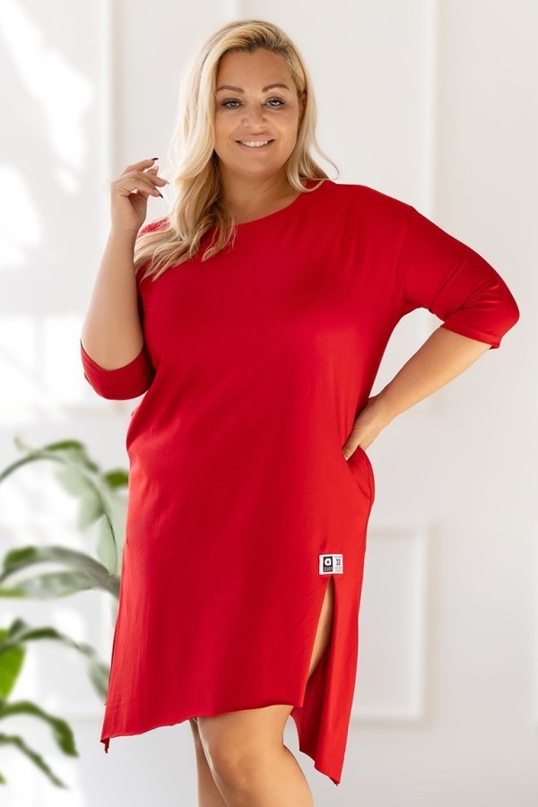 Asymetryczna sukienka plus size w kolorze magenta z rozcięciami naszywka Yoshi