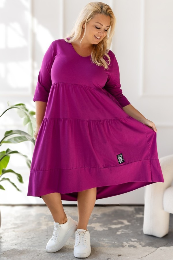 Sukienka plus size w kolorze magenta rękaw 3/4 dekolt w serek V falbany Dolores