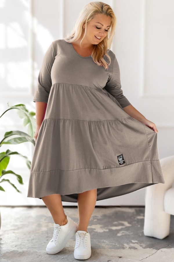 Sukienka plus size w kolorze beżu fango rękaw 3/4 dekolt w serek V falbany Dolores