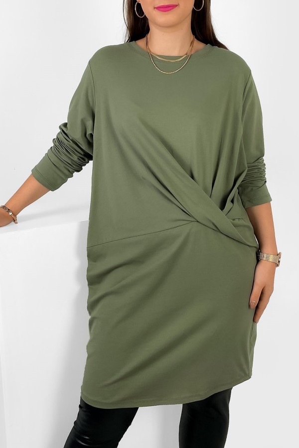 Tunika plus size w kolorze khaki ozdobna zakładka długi rękaw Amber 1