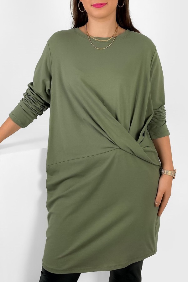 Tunika plus size w kolorze khaki ozdobna zakładka długi rękaw Amber 2