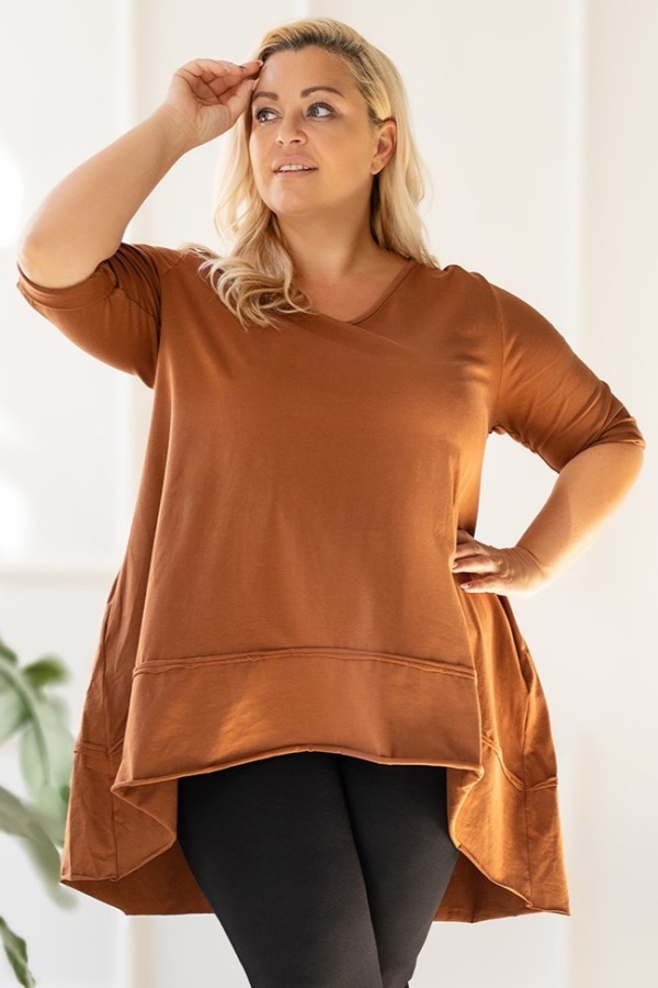 Asymetryczna tunika damska plus size w kolorze karmelowym z kieszeniami Nela