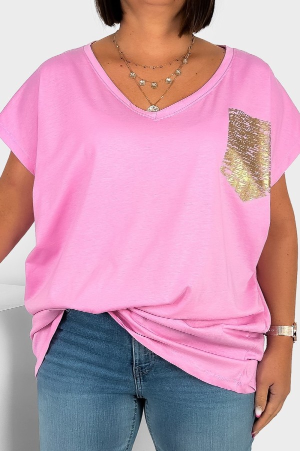 T-shirt damski plus size jasnoróżowy nietoperz dekolt w serek V-neck złota kieszeń pocket