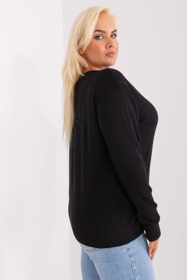 Milutki sweterek plus size w kolorze czarnym dekolt guziczki Abby 3