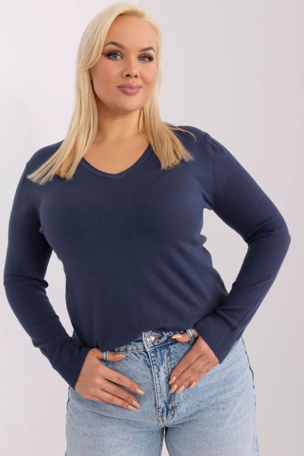 Milutki sweterek plus size w kolorze granatowym dekolt w serek V Isma 5