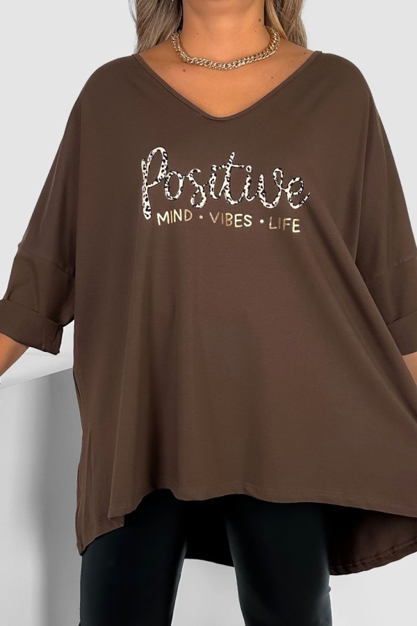 Tunika plus size w kolorze brązowym oversize dekolt V napisy positive ASTER 1